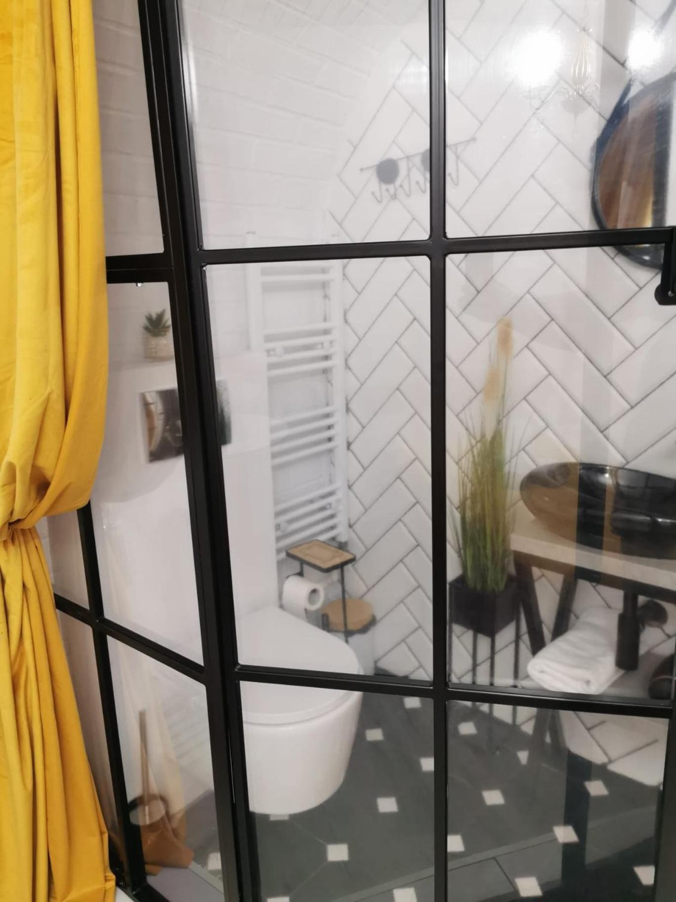 Aramis Boutique In Old Town Center Appartement Braşov Buitenkant foto