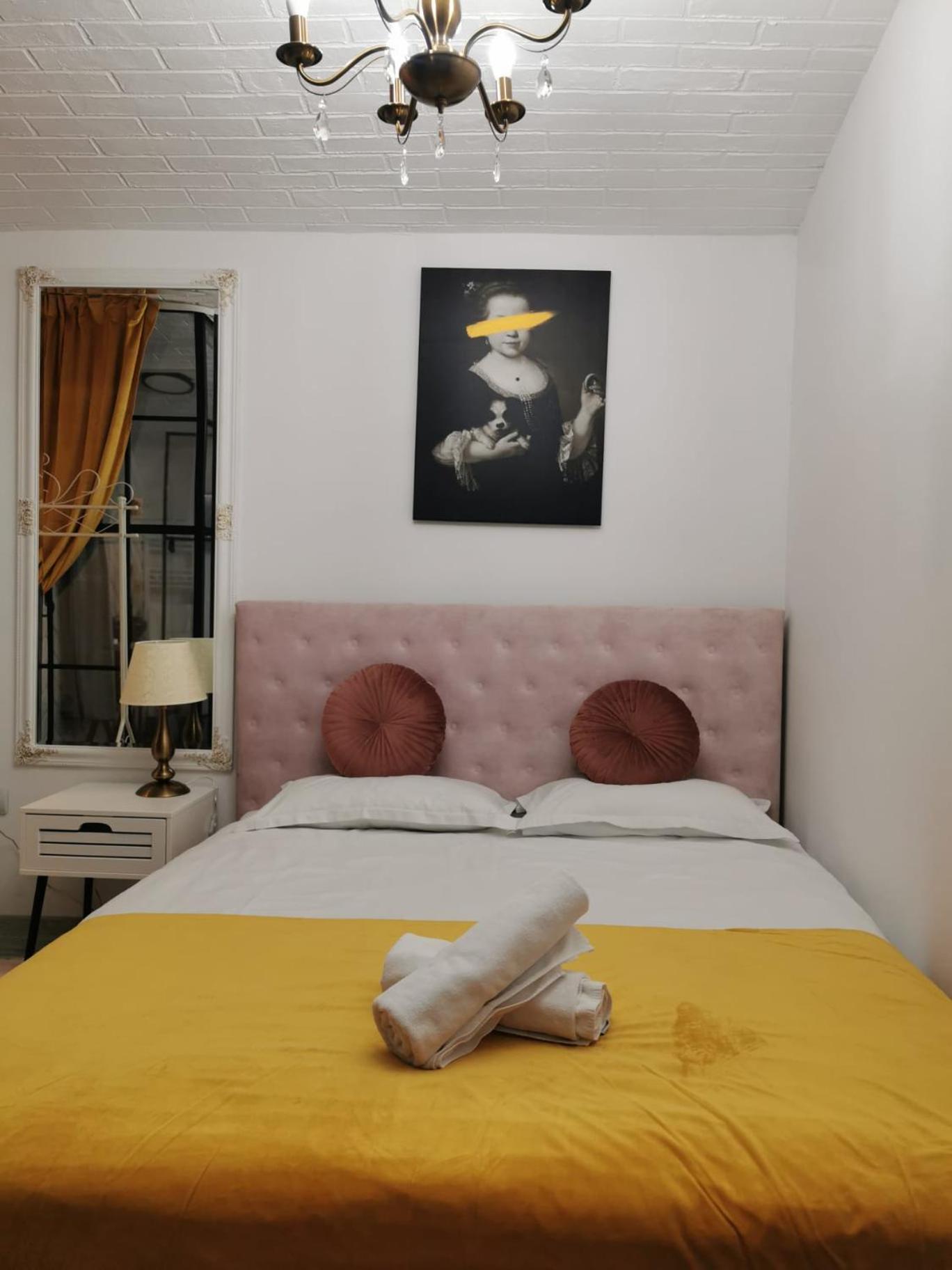 Aramis Boutique In Old Town Center Appartement Braşov Buitenkant foto
